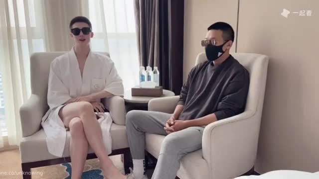 联名第一季：直男体育生初体验操男人，舞蹈生帅哥穿着情感内衣和丝袜被男人操得爽爆 国产免费-第1张